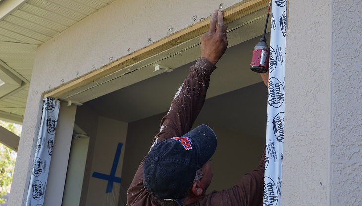 Installs a door frame using a power drill